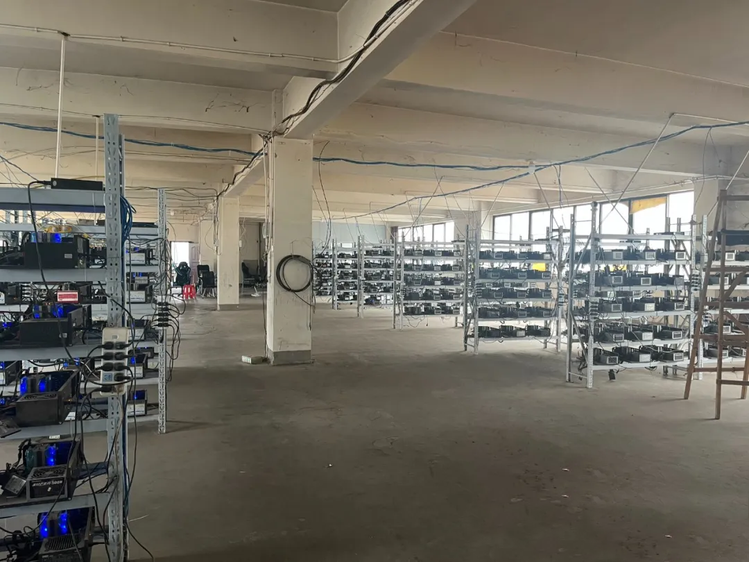 警方查获千余台用于批量注册游戏账号的设备丨图源：米哈游法务部